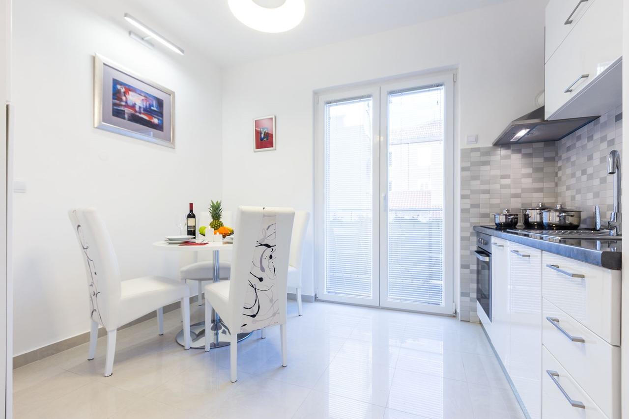 Fifi Apartment W. Parking In Old Town Zadar Room photo